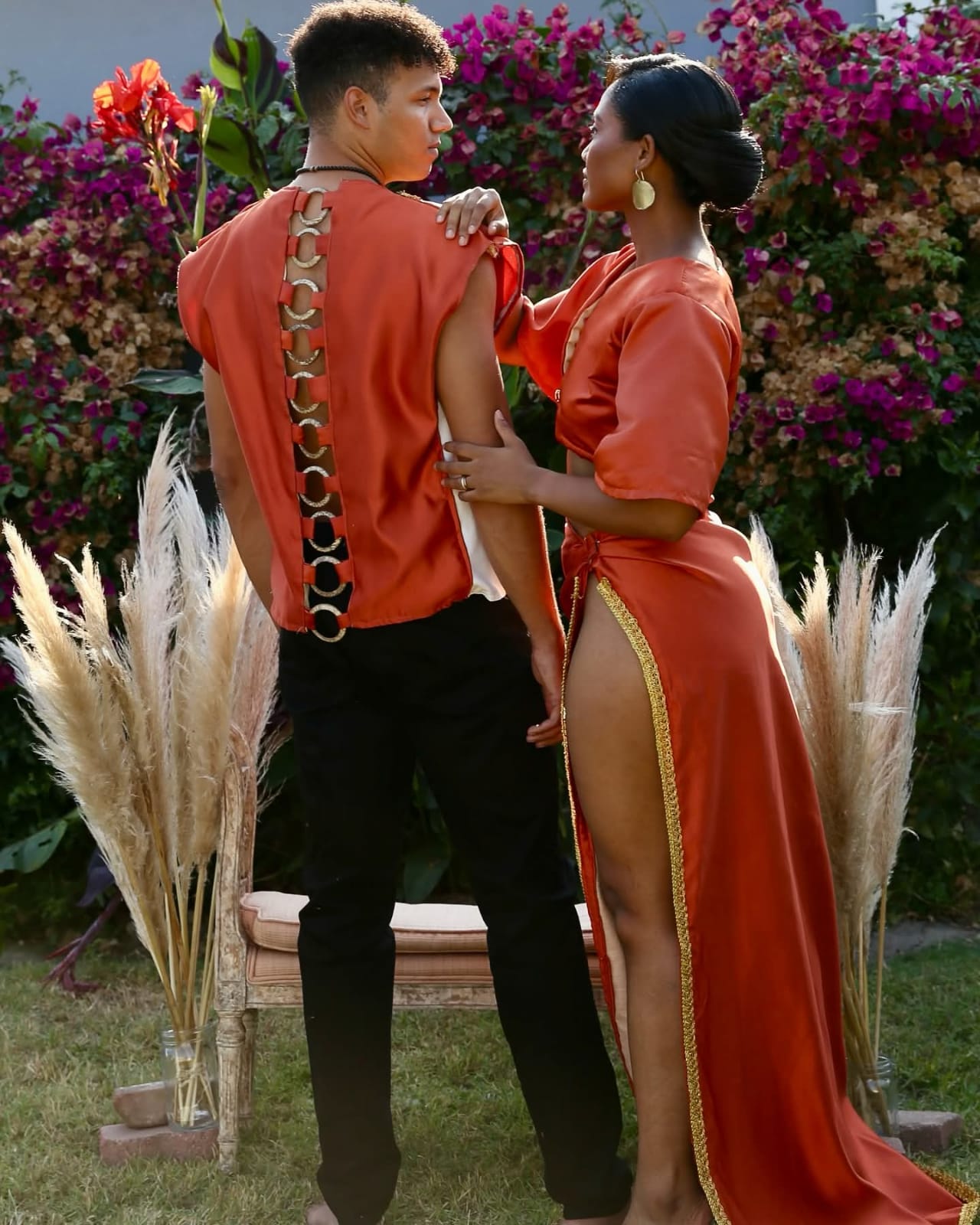 couple-debout-tenue-orange